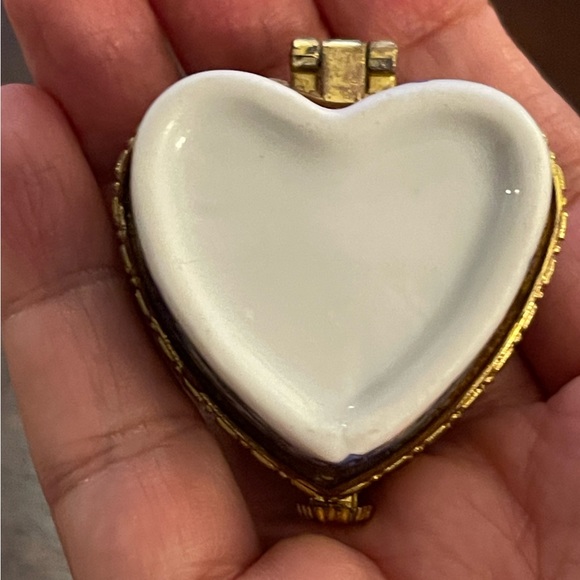 Porcelain gold tone metal jewelry pill box - Heart shaped - Picture 5 of 7